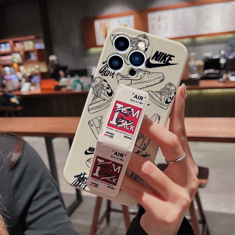 适用于苹果17ProMax手机壳潮牌AJ款iPhone16Pro/15plus男款14Pro磁吸支架13/12mini折叠11/XS/XR/8腕带保护套