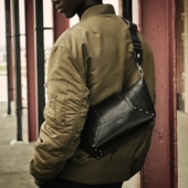 新年礼物 男士 JIMMY DIAMOND CROSSBODY CHOO ZIP 铆钉饰斜挎包