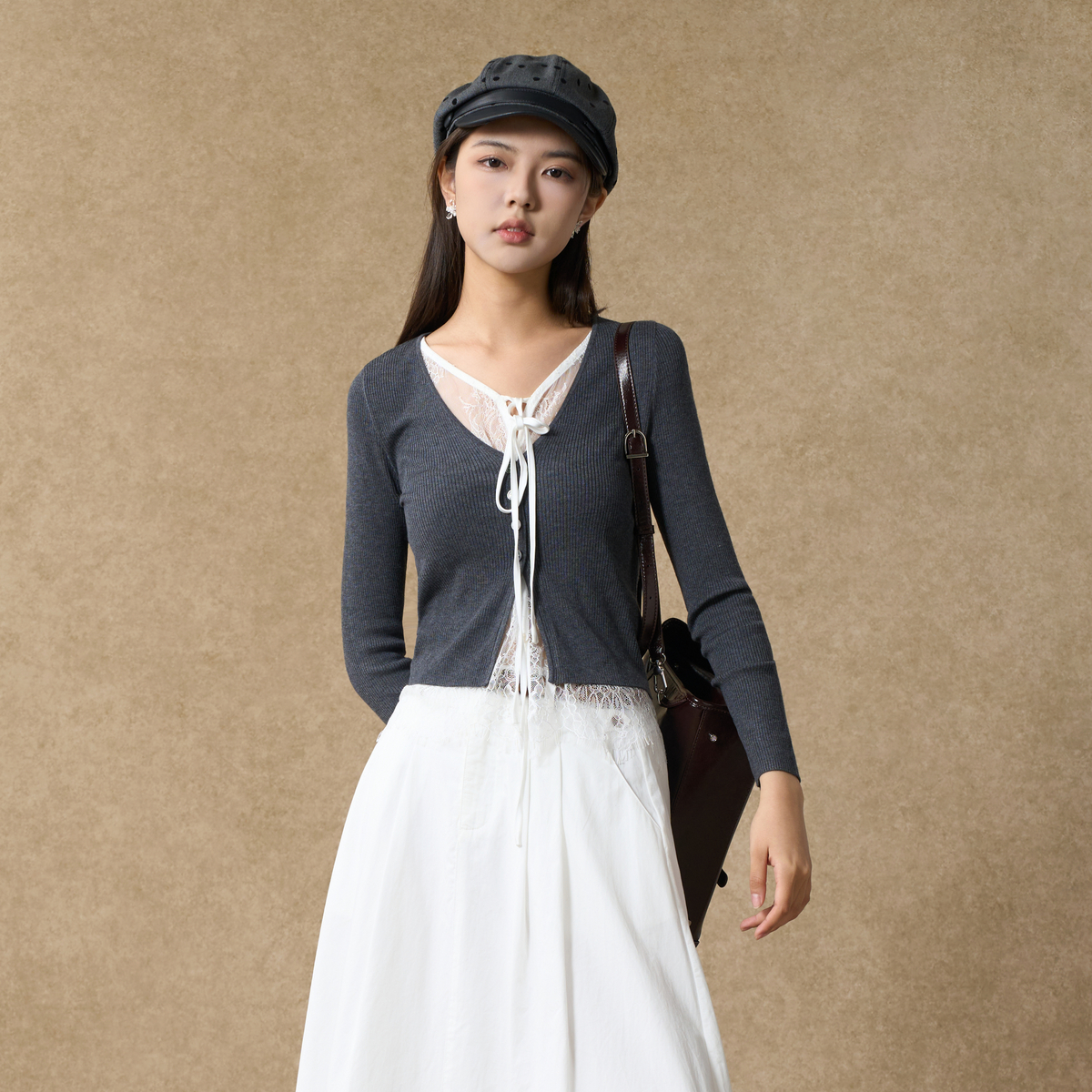 西町村屋甜系小衫女2025秋季新款蕾丝拼接V领系带针织衫XAAC10066