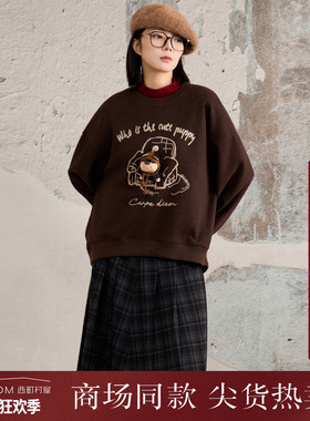 西町村屋休闲卫衣女装2025冬新款复古趣味玩偶绣花上衣XHAD10540