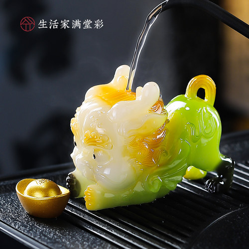 变色貔貅抱元宝茶宠摆件