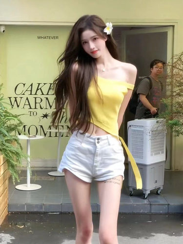 不规则弧形白色牛仔短裤女