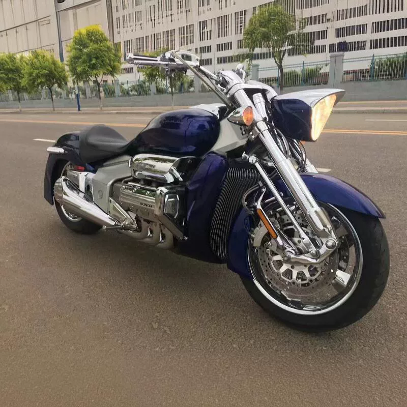 Модифицированный кросс‑рейс мотоцикл Yamaha, в стиле BMW, ретро импорт, матовый чёрный с жёлтыми акцентами