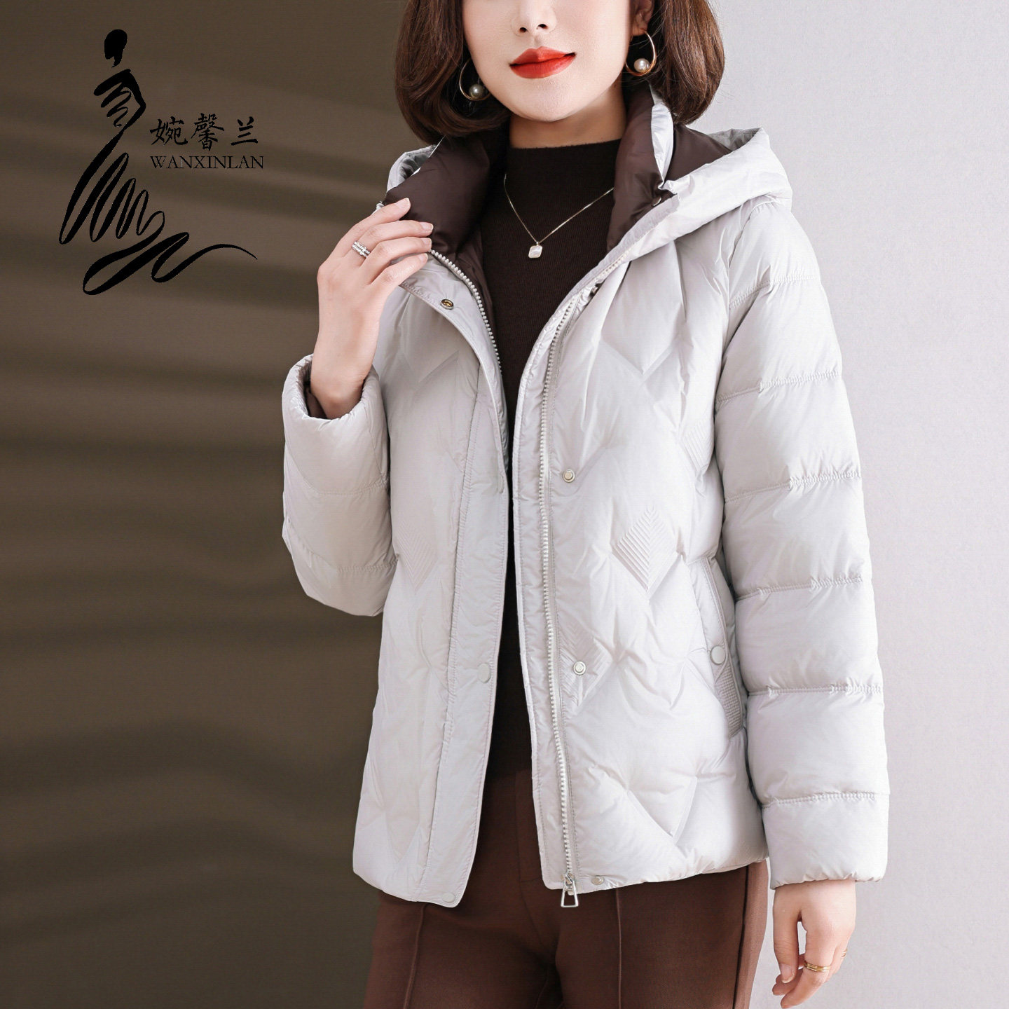 2025冬季中老年女装连帽羽绒服小个子妈妈短款加厚显瘦宽松白鸭绒