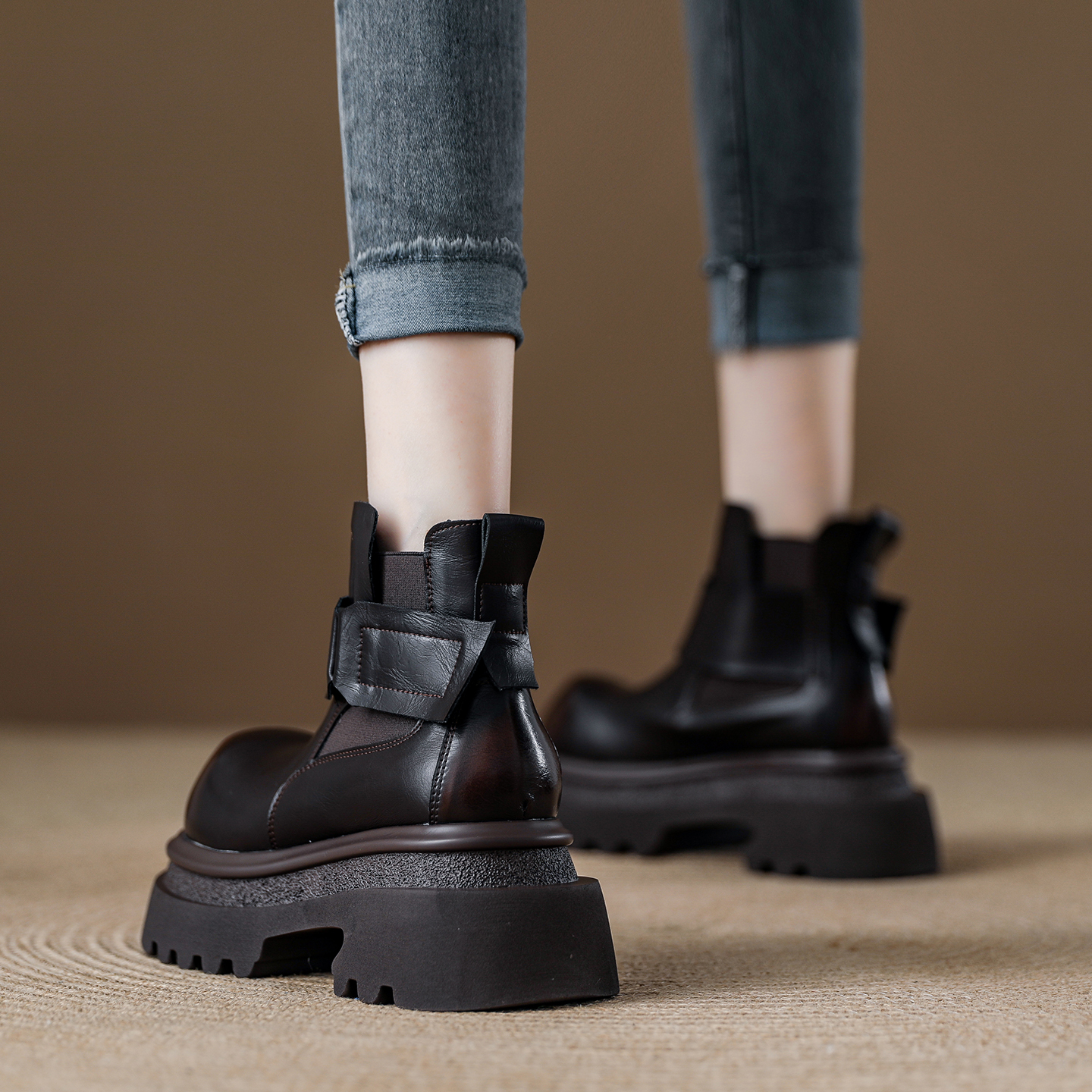 今年流行的一脚蹬马丁靴烟筒靴
