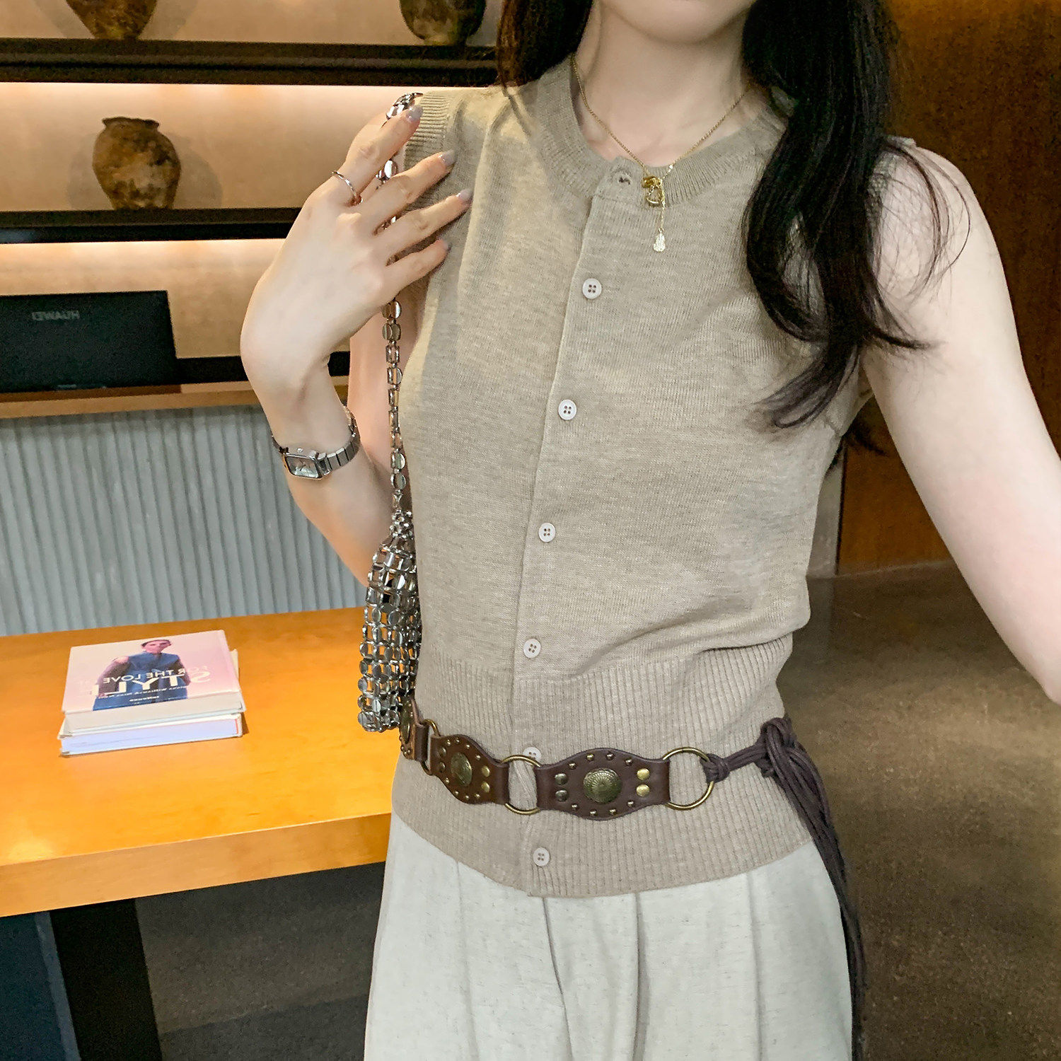 老钱风复古燕麦色单排扣修身针织开衫女2026夏季新款外穿无袖上衣