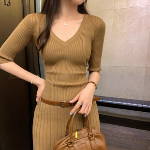 超好看V领中袖针织连衣裙女夏季2026新款漂亮冷淡系收腰短款裙子