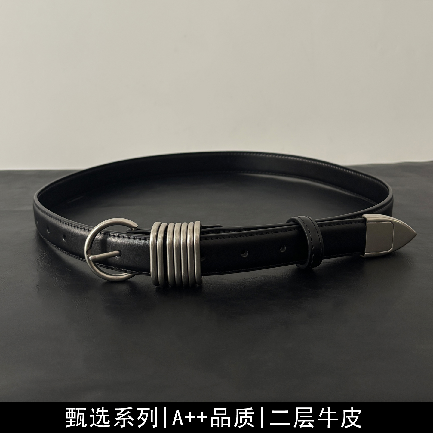 黑色金属圆环牛皮腰带配牛仔裤