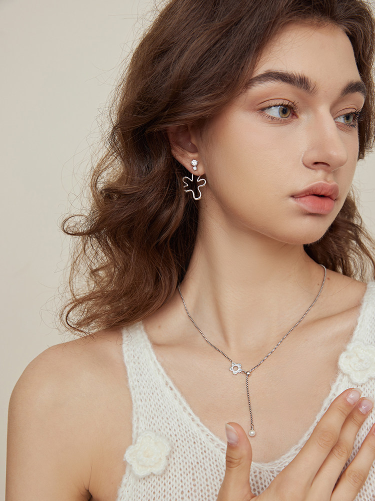 [CHENG FENG PO LANG 공동 브랜드] ARSIS FANQI 꽃 그림자 귀걸이 투웨어 심플 틈새 귀걸이 여성을 위한 절묘한 귀걸이