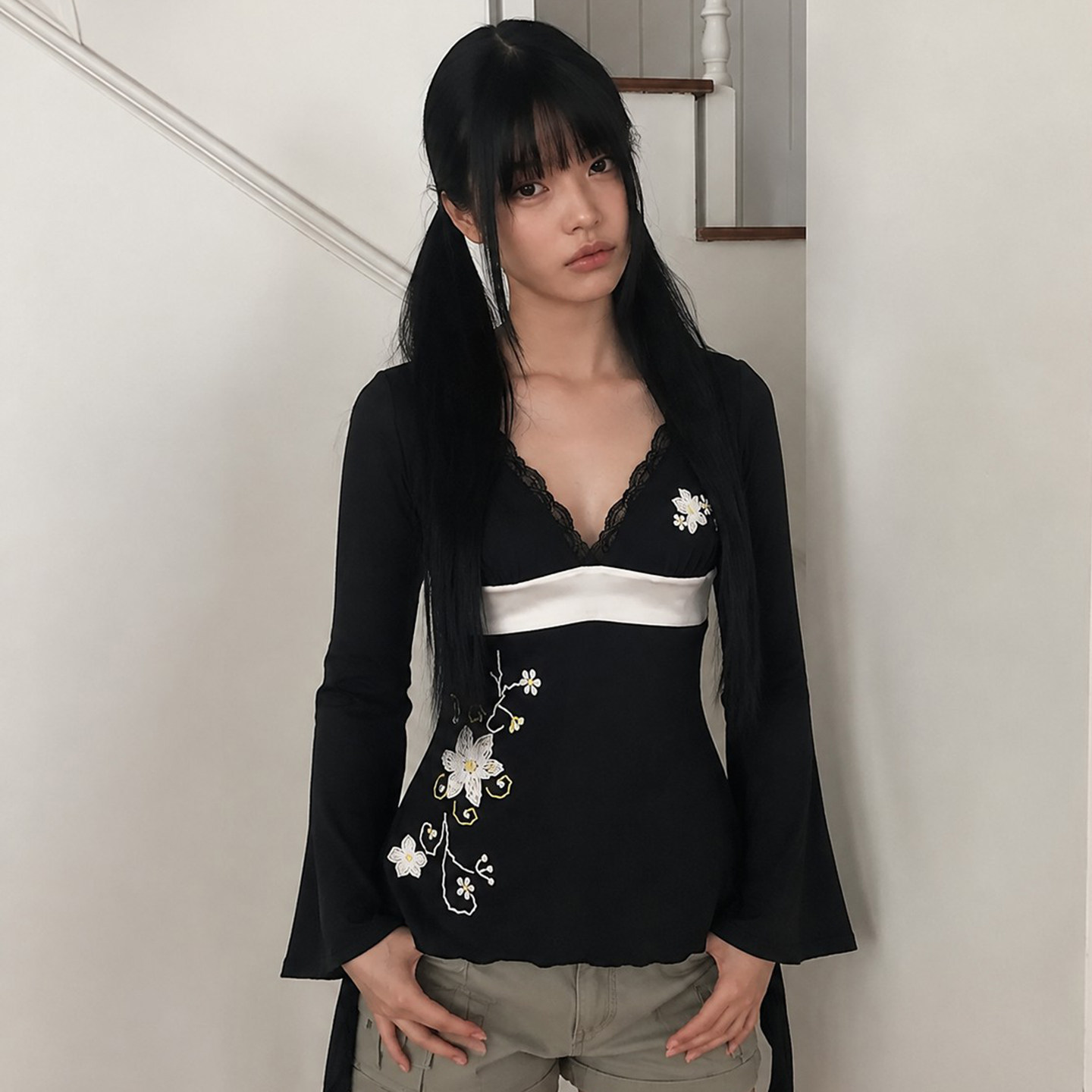 IAEY甜美少女蕾丝拼接V领长袖T恤秋冬百搭修身花卉上衣A摆娃娃衫