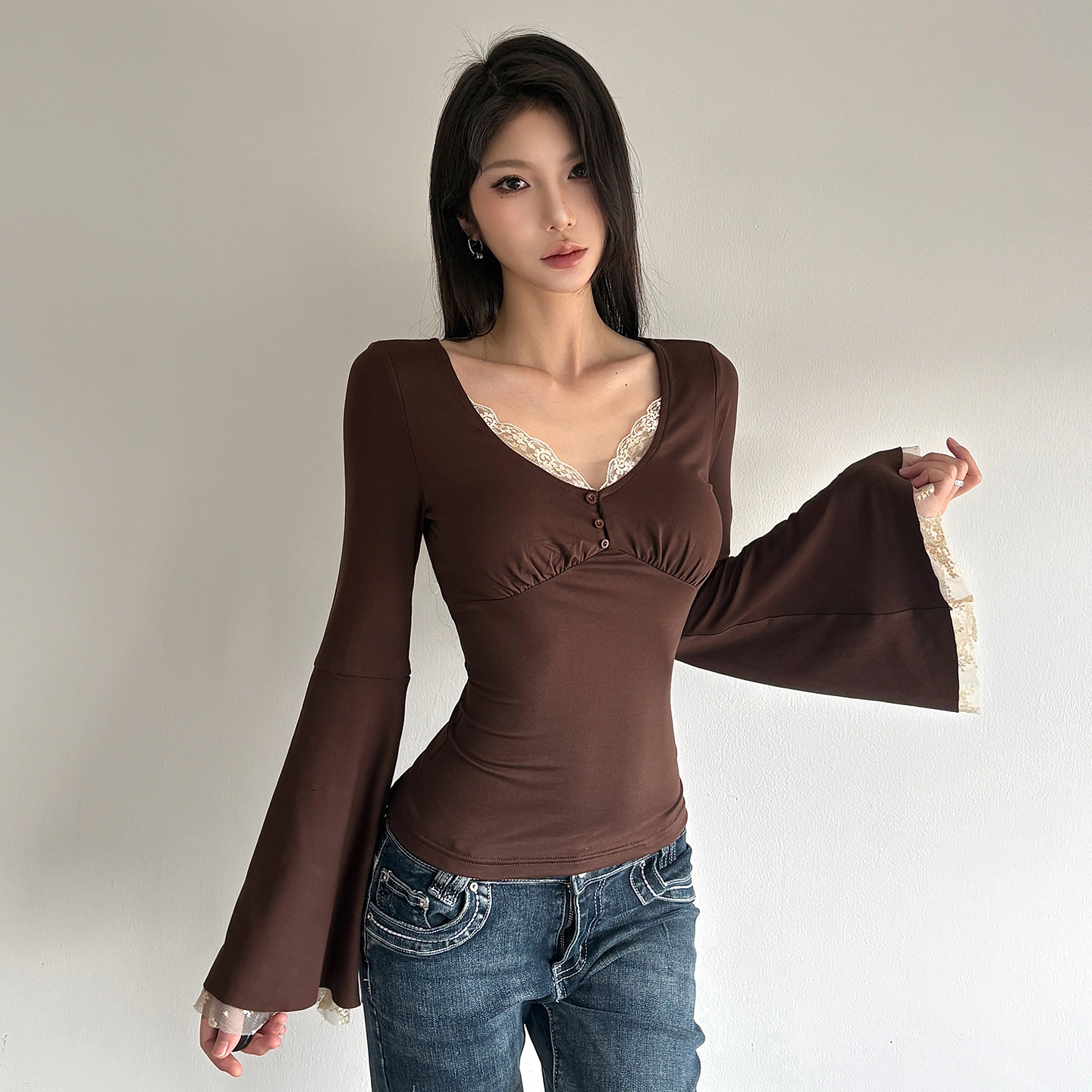 IAEY美式复古辣妹显胸型蕾丝拼接V领长袖T恤气质修身喇叭袖打底衫