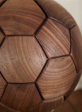 极速木制榫卯足球/创木工坊实木B创意手工黑胡桃木家居摆件球迷礼