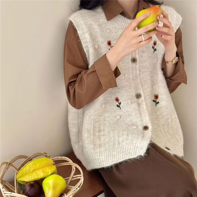 温柔风复古小花刺绣圆领针织马甲女2025秋冬叠穿无袖开衫毛衣背心