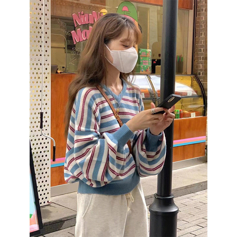 KOREAN VERSION OF SOFT AND WAXY CONTRASTING STRIPED V-NECK LONG-SLEEVED KNITTED SWEATER WOMENS AUTUMN AND WINTER LOOSE THIN LAZY STYLE PULLOVER TOP