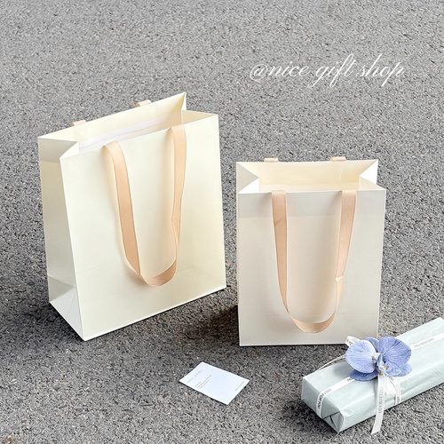 ins奶油风米白色礼品袋高级感加厚服装购物袋节日礼物收纳手提袋