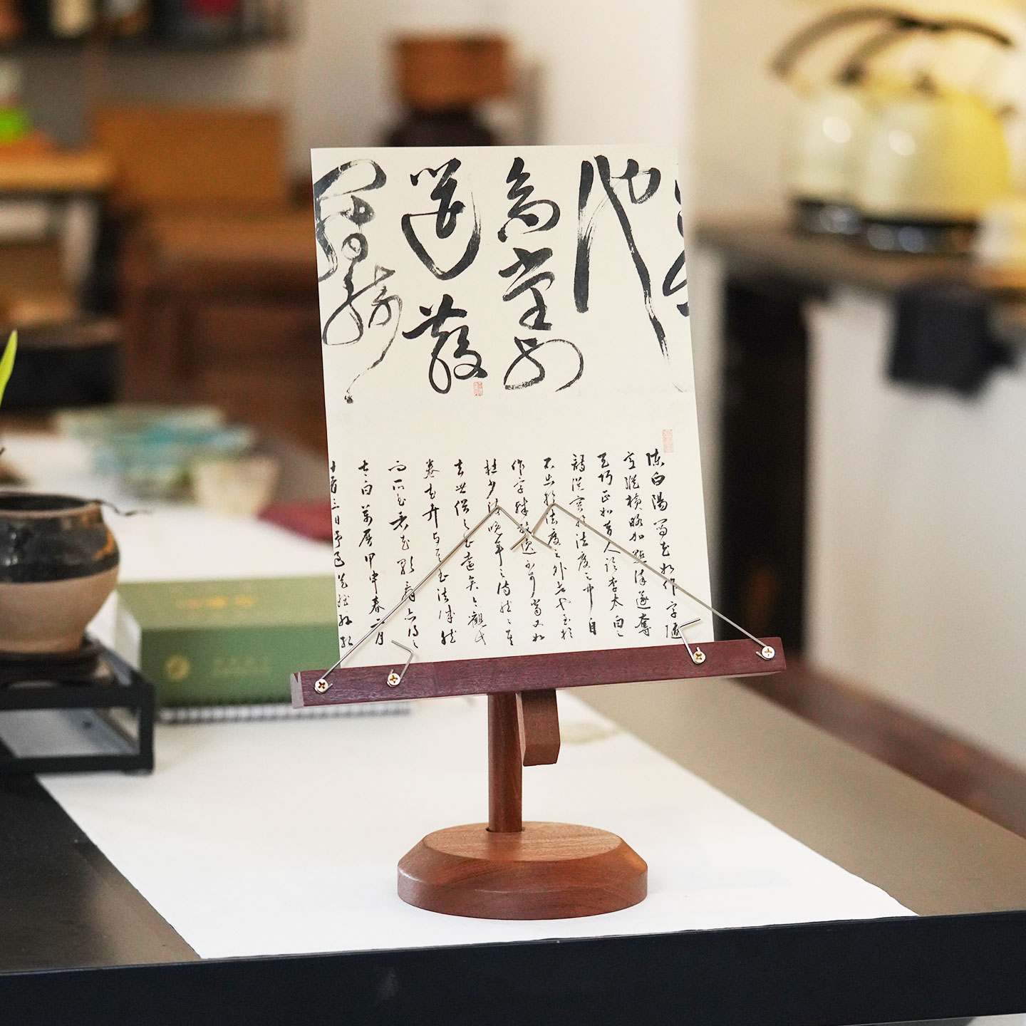 实木琴谱菜谱桌面高级展示架乌檀木落地中古杂志收纳展示架子简约复古报刊阅读书架实木菜单价格展示架图片