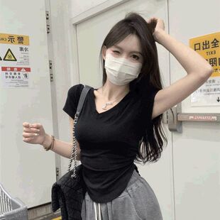 V领黑色正肩短袖T恤女夏季修身显瘦2025新款辣妹短款体恤上衣别致