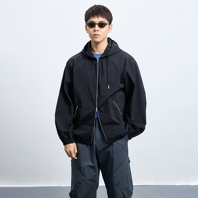 能够“立”起来的绸感尼龙外套