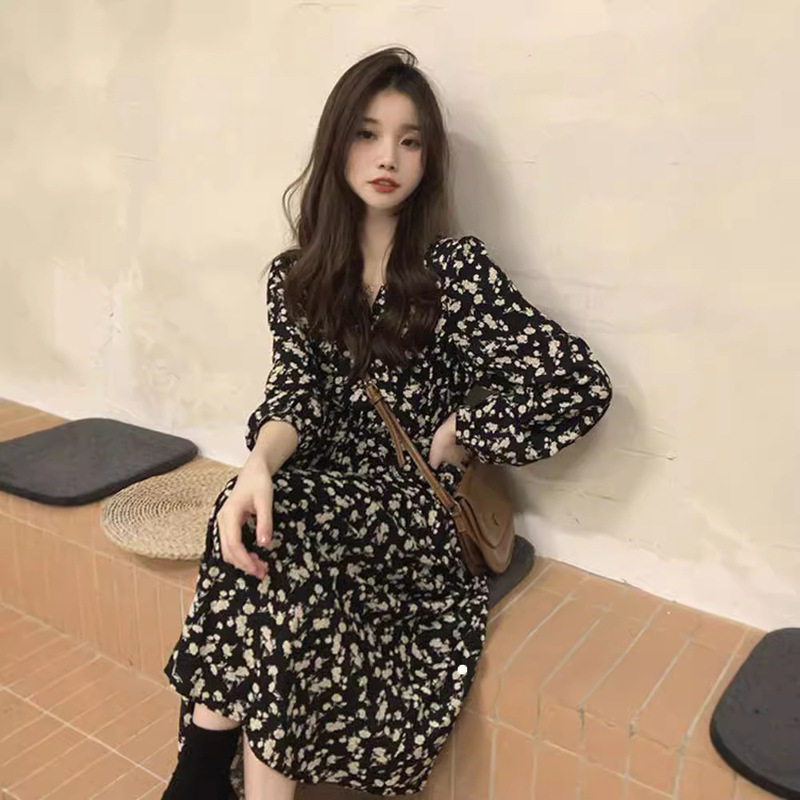 法式赫本风高级感碎花连衣裙女2024年秋季新款黑色内搭打底长裙子