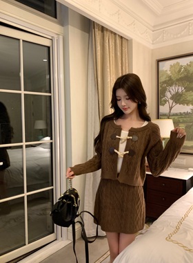 魏妮妮慵懒针织小个子黑色卡其色短款毛衣开衫外套麻花粗线套装女