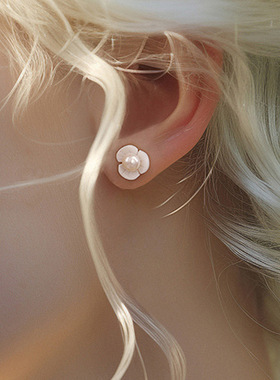 白色珍珠花朵耳钉fever同款新款甜美时尚网红立体三瓣花朵耳骨钉