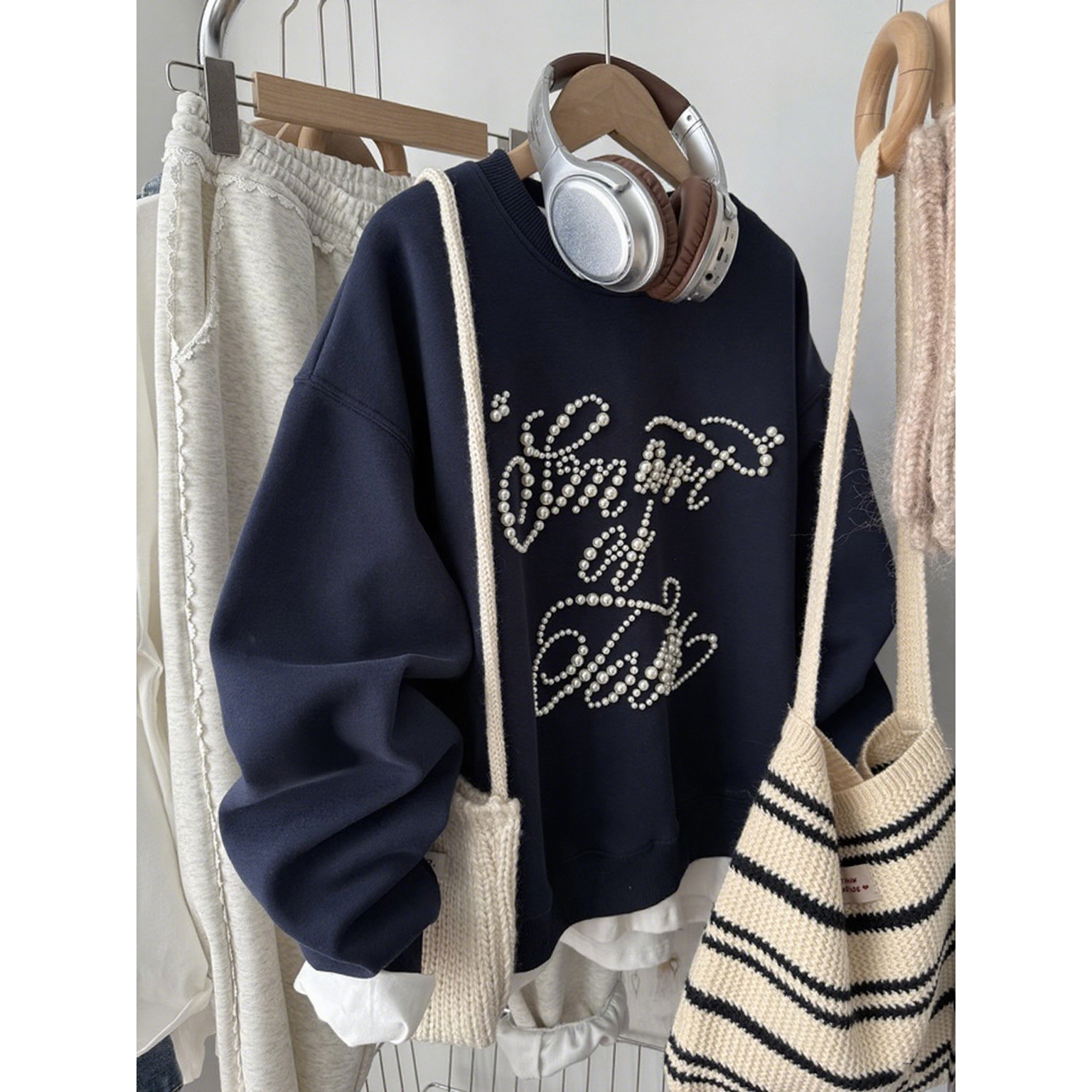 设计感小众钉珠字母无帽圆领卫衣