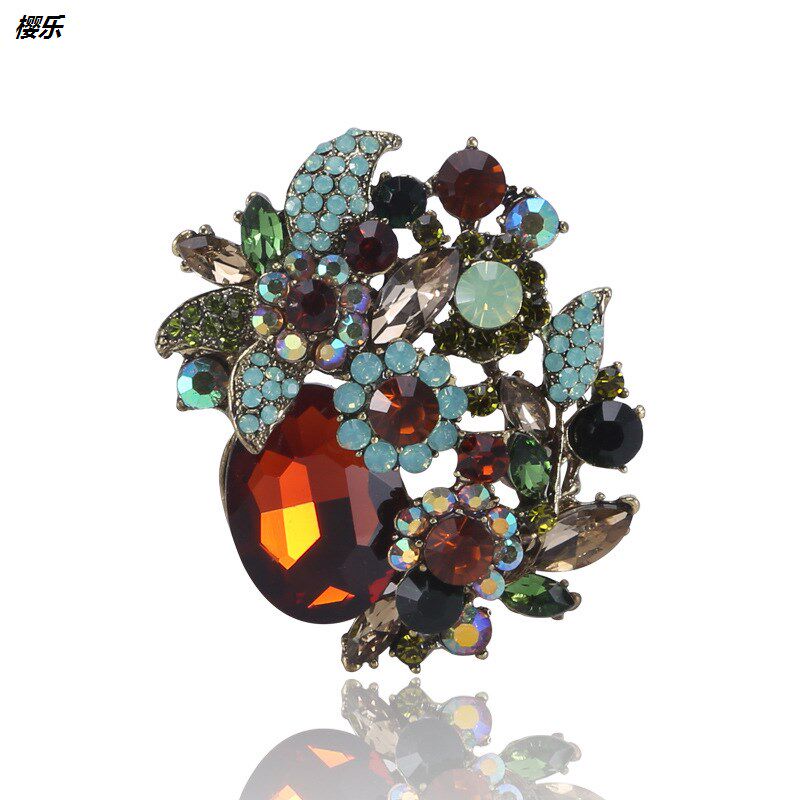 새로운 핫 판매 크리스탈 대형 유리 브로치 코사지 기질 여성 의류 액세서리 재고 있음