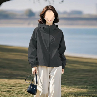 纯色宽松百搭运动冲锋衣休闲夹克上衣 2025新款 连帽短款 外套女春季