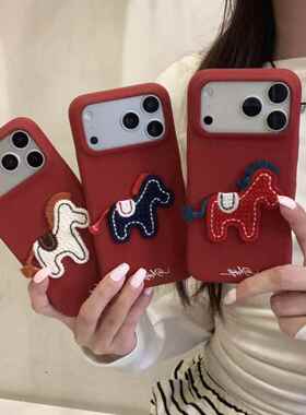 新年红色皮纹刺绣小马苹果17/16高级感14pro女超火15promax保护套新款适用于苹果17promax手机壳iphone16巨好