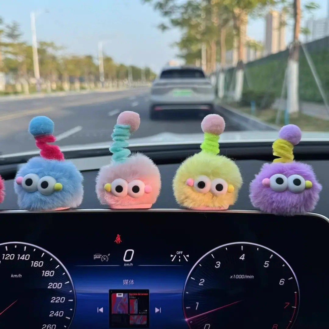 毛绒小怪摆件多巴胺毛球小怪兽汽车装饰小摆件车载中控台显示屏