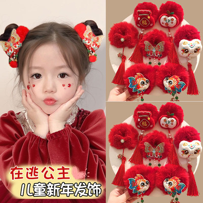 这个红色毛绒发圈今年很流行的啊