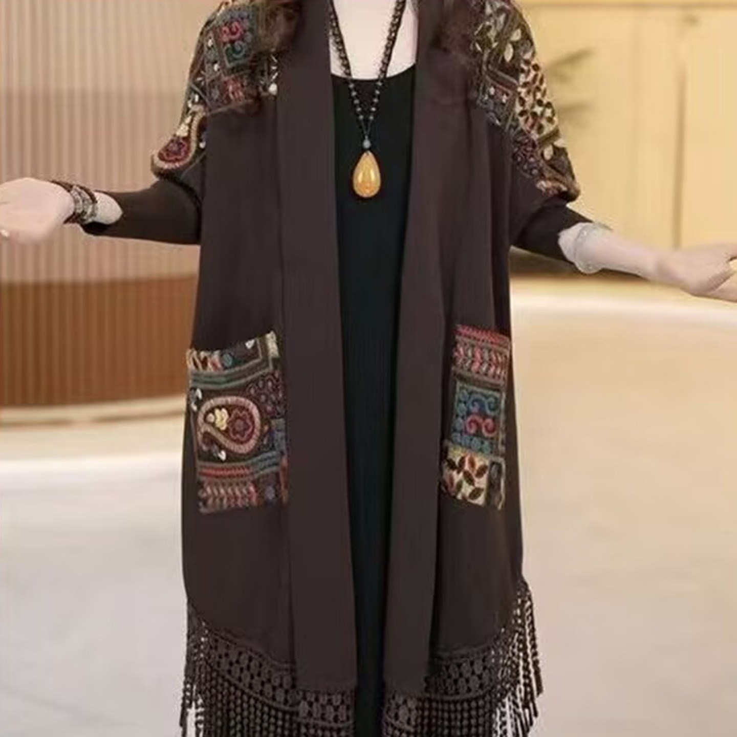 芸菲女装专卖温柔风流苏针织开衫2026秋季女士中长款宽松披肩外a1