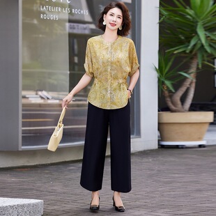2026新款中年妈妈装夏装时尚衬衫中年女洋气T恤小衫修身百搭套装