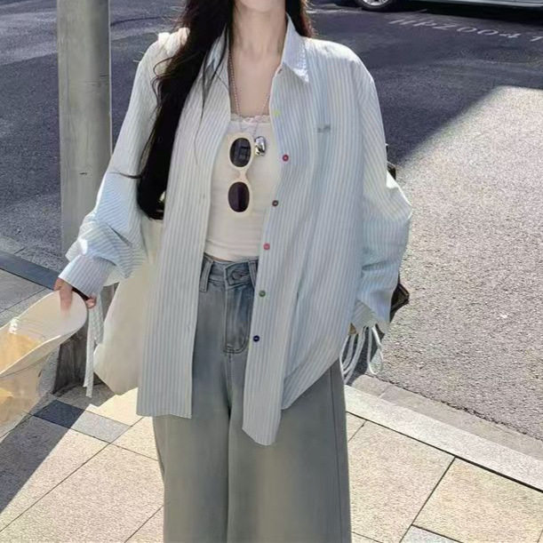 春秋季新款彩色纽扣蓝色条纹衬衫上衣女长袖超好看防嗮衫气质批发