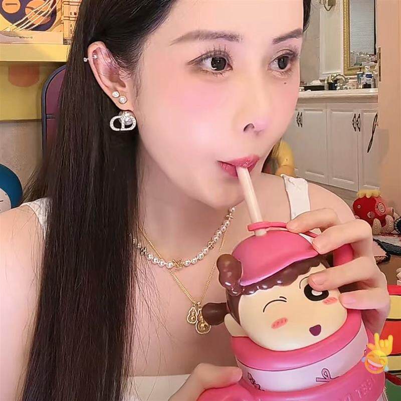 2024新款可爱的魏雪同款水杯,带有吸管冰杯