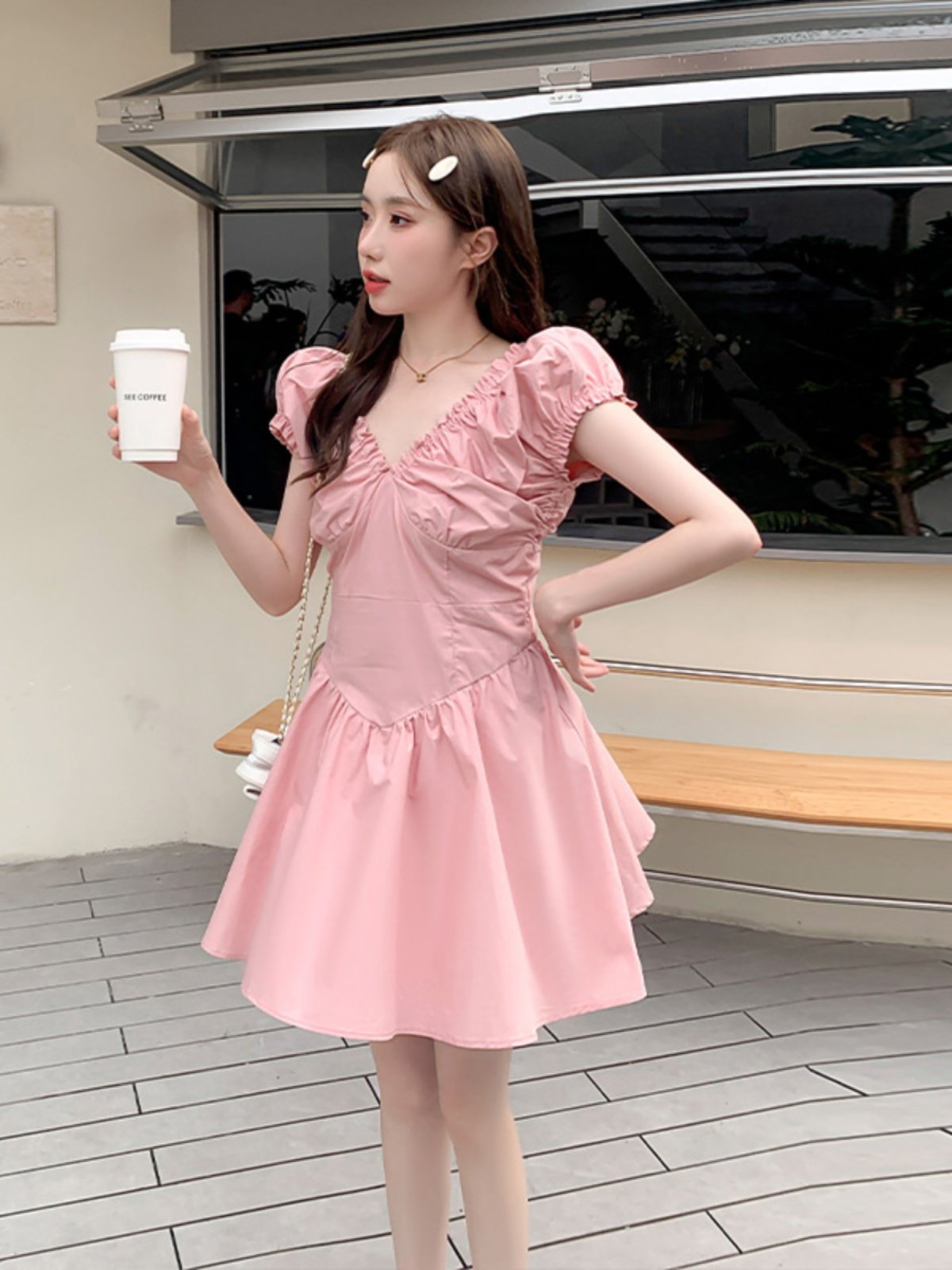 粉色褶皱v领甜辣风连衣裙女夏2023新款法式显瘦设计感甜美蓬蓬裙