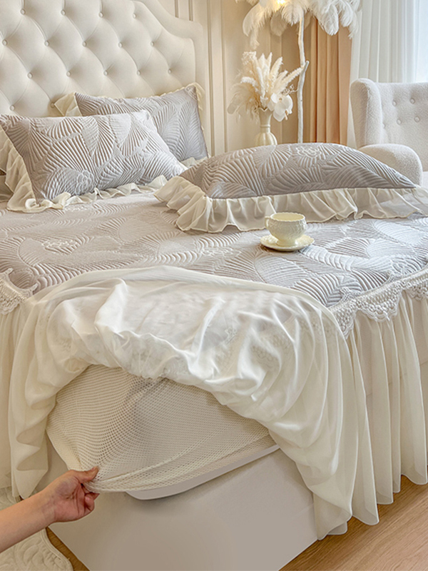 夏季冰丝绸豆帽垫三件套公主蕾丝空调软垫防滑床裙床单二合一