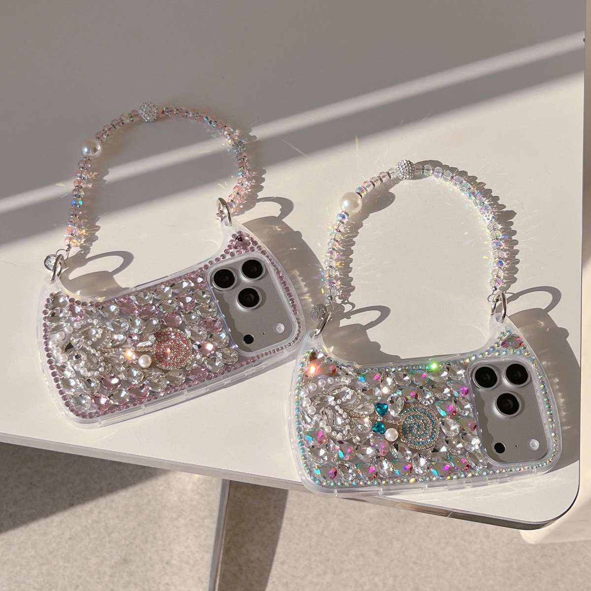新款奢华珍珠爱心闪钻棒棒糖玻璃水钻包包单壳+珍珠闪钻链条适用于苹果13/14时尚手机保护壳百搭16promax手机