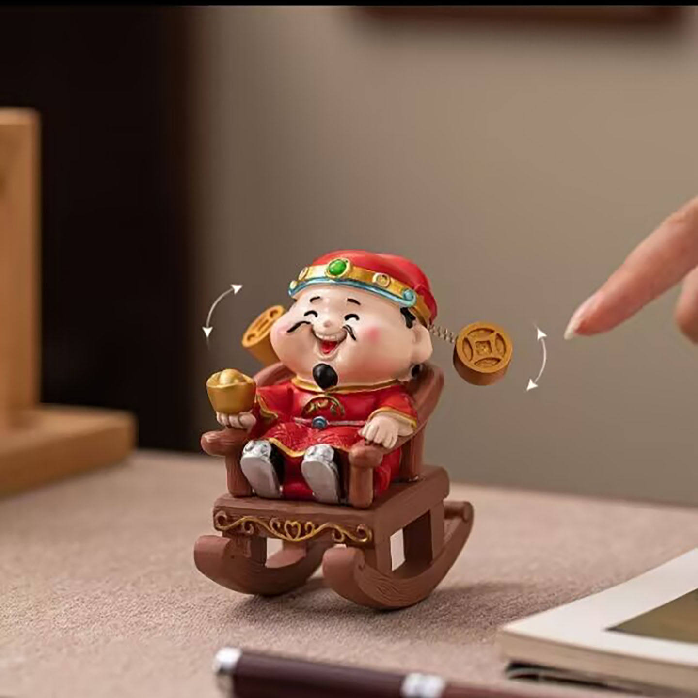 享速红色财神爷摇椅摆件可爱红爷爷躺赚财神创意办公桌解压装饰a7