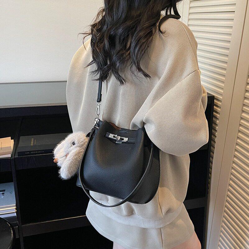 超火荔枝纹水桶包包女式2026新款潮轻奢小众高级感上班通勤斜挎a4