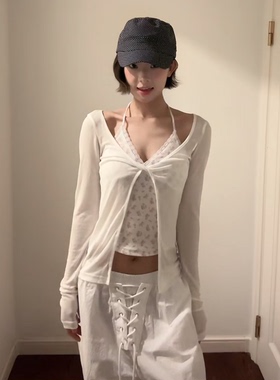 纯欲风辣妹蕾丝边碎花V领挂脖吊带设计感扭结薄款微透罩衫两件套