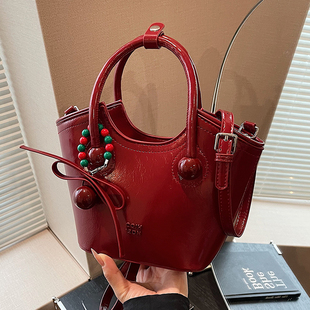 手提托特包包女2026新款小拎包红色新娘婚包单肩斜挎水桶包菜篮子