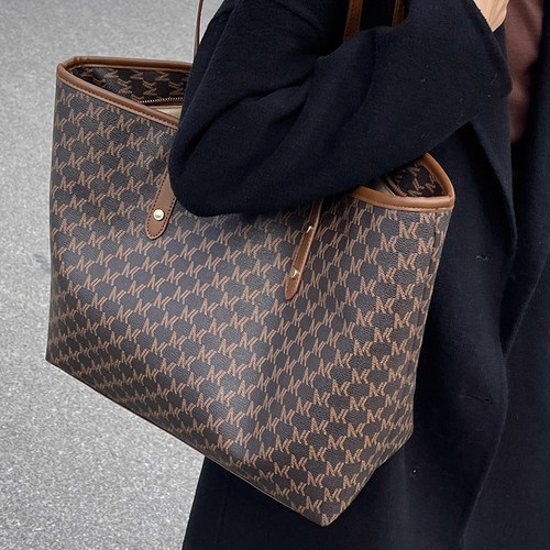 大容量百搭大包2025新款通勤包