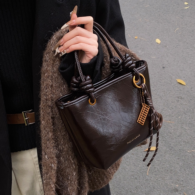 2025新款手提轻奢复古感斜挎包