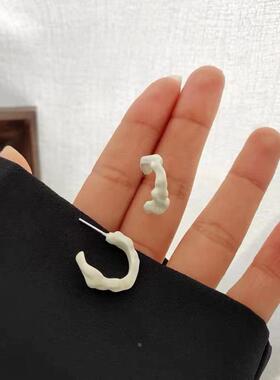 白色不规则C字耳钉女时尚百搭轻奢2025新款S925银针简约气质耳饰