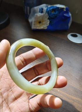 和田玉且末糖青白随型细条手镯圈口52重37克