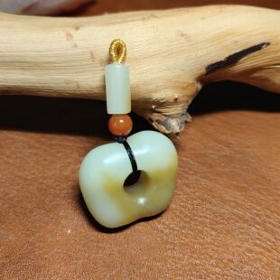 新疆和田玉吊坠挂件随型平安扣无事吊坠且末糖白玉重33克