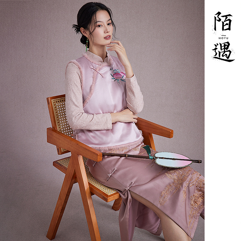 陌遇复古改良刺绣粉色马甲上衣