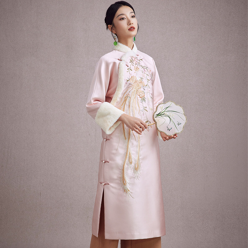 陌遇2025年冬季新款中国风气质改良绣花棉服新中式复古旗袍连衣裙