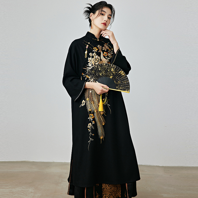 陌遇原创2025年秋冬新款羊毛呢刺绣改良大码旗袍新中式复古连衣裙